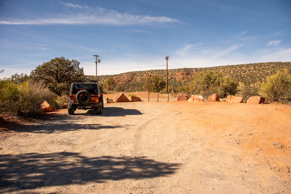 Parking at Sedona Caves Trail Trailhead