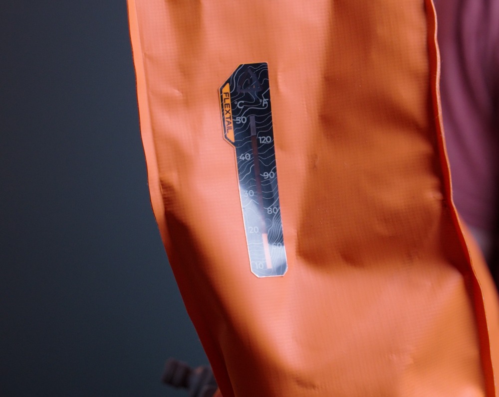 Temperature gauge on Flextail Tiny Shower Bag